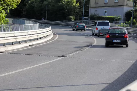 Nevarnih po&scaron;kodb na cesti nad Savskim otokom v Kranju &scaron;e vedno niso odpravili, enako velja za Delavski most. / Foto: Tina Dokl