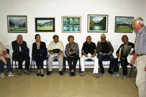 Na odprtju razstave je slikar in pesnik Jože Valenčič recitiral svojo avtorsko pesem o življenju v planinah, ob glasbeni spremljavi Martina Goričanca, ki je v prvem prostoru galerije razstavil serijo krajinskih slik v akvarelni tehniki. / Foto: Damijan Janežič