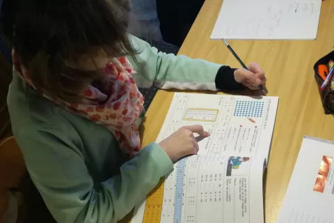 Nina je danes stara štirinajst let. Piše, bere, računa ... Vključena je v izobraževanje z vrstniki z značilnim razvojem. / Foto: Osebni Arhiv