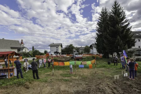 Ob zasaditvi prve lopate za novi park, ki se bo imenoval Park prijateljstva in združevanja / Foto: Miroslav Zalokar