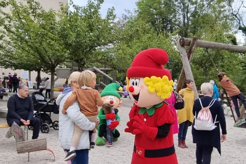 Otroci so se navdušeno pozdravljali in fotografirali s Krančkom in Krančico. / Foto: Mateja Rant