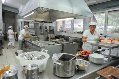 V &scaron;olskih kuhinjah za sedanjo ceno malice ta čas že težko zagotavljajo kakovostne obroke. Fotografija je simbolična. / Foto: Tina Dokl