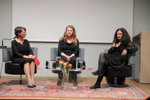 ,Teden ljubiteljske kulture, pogovor z režiserko filma o Pavlu Knobl, Dragano Čolić in literarno zgodovinarko dr. Tanjo Žigon, povezuje predsednica ZKD KR Mija Aleš, nastopa Komorni pevski zbor Mysterium pod vodstvom Lovra Freliha knjižnica kranj / Foto: Tina Dokl