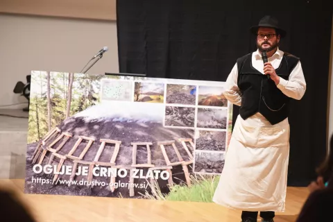 Črt Laharnar iz KD Možnar je orisal tradicijo kuhanja oglja na Koroški Beli. / Foto: Nik Bertoncelj