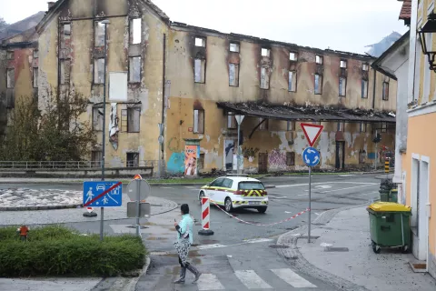 pogorišče požar Majdičev mlin stara cesta 1 Kranj gasilci gašenje kriminalisti policija evakuacija stanovalcev / Foto: Gorazd Kavčič