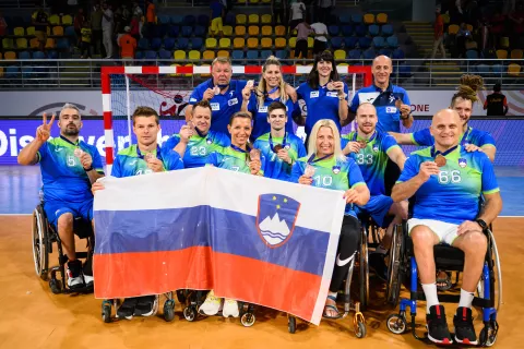 Bronasta slovenska reprezentanca v rokometu na invalidskih vozičkih. Na sliki.... / Foto: Kolektiff / Sps