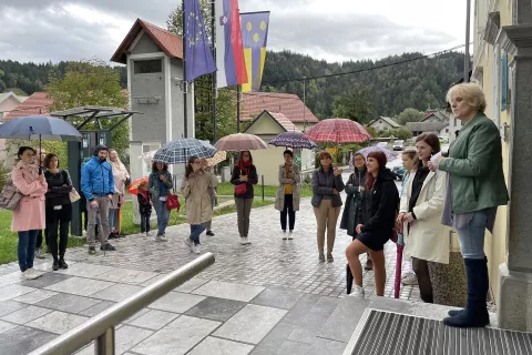 Zbranim so se s pomočjo interaktivnega zemljevida odpravili na kratek sprehod po delu poti žirovske kulturne nepremične dediščine. / Foto: Tanja Mlinar