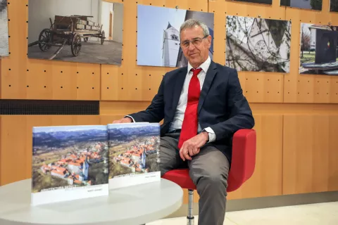Borut Juvanec na predstavitvi knjige Arhitektura Dežele med Jelovico in Karavankami, knjižnica ATL Radovljica<br>Deželne novice 05 2022 / Foto: Tina Dokl