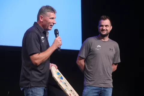 Predsednik kluba Gregor Hribar je posebno priznanjeizročil Klemenu Hribarju, ki se iz igralskih seli v trenerske vode. / Foto: Gorazd Kavčič