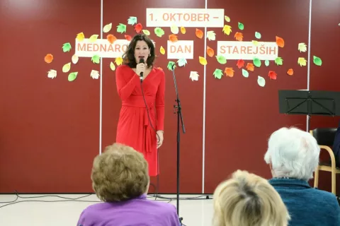 Manca Izmajlova je s pesmijo razveselila stanovalce in stanovalke DSO Preddvor.  / Foto: Alenka Brun