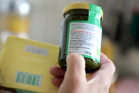 Deset odstotkov vse hrane se zavrže zato, ker potro&scaron;niki ne poznajo ali ne razumejo, kaj pomenijo datumi uporabe na živilih. / Foto: Tina Dokl