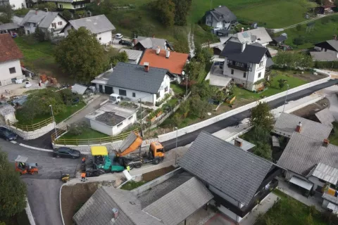 Pretekli konec tedna so z grobim in finim asfaltiranjem sklenili obnovo cestne infrastrukture na Zgornjih Lazah. / Foto: arhiv Občine Gorje
