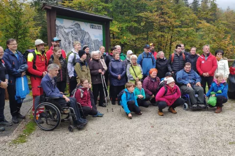 Zbrani na prvem medgeneracijskem planinsko-likovnem dogodku / Foto: prostovoljci Fundacije Aljažev kraj