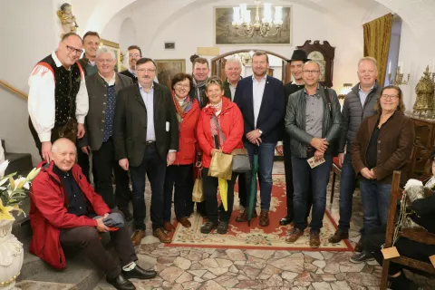 Bavarski župani in županji ter Tomaž Hribar na gradu Dvor v družbi preddvorskega župana Roka Robleka in direktorice Zavoda za turizem Preddvor Erneste Koprivc / Foto: Alenka Brun