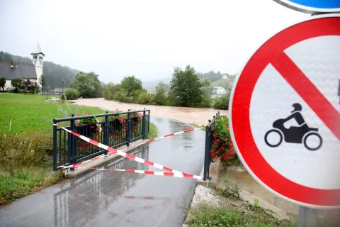 Deroča voda je odnesla del pe&scaron;poti v Poljanah. / Foto: Gorazd Kavčič