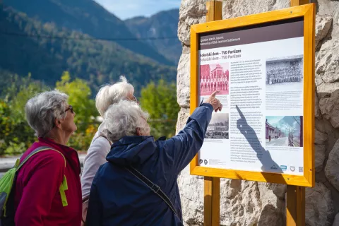 Razvojna agencija Zgornje Gorenjske je v sredo pripravila &scaron;e voden ogled tretjega dela tematske poti Spomini starih Jesenic, odsek med nekdanjo Tancarjevo gostilno, danes restavracijo Ejga, in stavbo TVD Partizan, nekdanjim Sokolskim domom. / Foto: Nik Bertoncelj