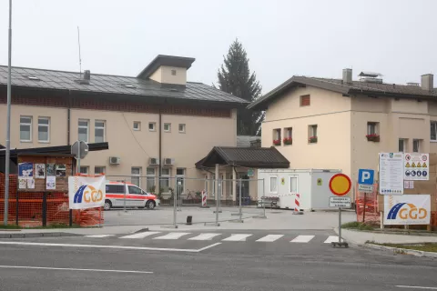 V prizidku bodo uredili izolacijski blok, tako da zdravstvenemu osebju bolnikov ne bo več treba obravnavati v kontejnerju kot doslej. / Foto: Gorazd Kavčič