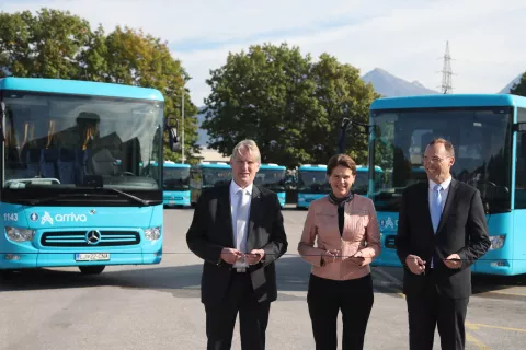 Trak so prerezali direktor skupine Arriva Slovenija Bo Karlsson, državna sekretarka na ministrstvu za infrastrukturo Alenka Bratu&scaron;ek in direktor družbe Autocommerce Rasto Oderlap. / Foto: Gorazd Kavčič