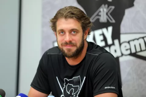 &raquo;Ekipa je na papirju dobra. Dvainosemdeset tekem je precej in lahko se zgodi marsikaj. Poskusiti moramo zmagati na čim več tekmah, kam nas bo to peljalo, pa bomo videli čez nekaj mesecev,&laquo; pred začetkom sezone pravi Anže Kopitar. / Foto: Tina Dokl