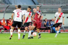 Nogometaši Triglava so prišli do pomembnih treh točk. Med strelce se je vpisal tudi Oliver Kregar (v ospredju), ki je zadel za končnih 2 : 1. / Foto: Tina Dokl