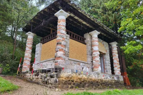 Pred začetkom obnovitvenih del so na Jožamurki ojačali strešno konstrukcijo in oboke ter zaprli okenske odprtine, da so zaščitili stavbno pohištvo in notranjost paviljona.