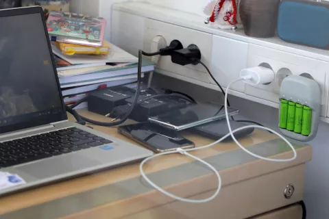 polnjenje električnih naprav / Foto: Tina Dokl