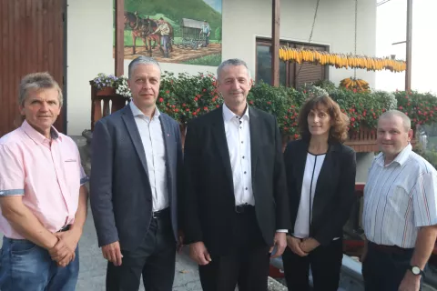 Kandidaturo Antona Luznarja (na sredini) za župana Občine Železniki znova podpira stranka SLS, za katero bodo za občinske svetnike kandidirali tudi (z leve): Božo Prezelj, Matej &Scaron;ubic, Julijana Prevc in Jernej Be&scaron;ter. / Foto: Gorazd Kavčič