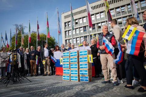 SDS vložitev pobude za razpis treh referendumov o zakonu o vladi, trajni oskrbi in RTV Slovenija, zbrali 157 tisoč podpisov / Foto: Sds