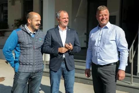 Predsednik TD Gorje Janez Poklukar, okoljski minister Uro&scaron; Brežan in gorjanski župan Peter Torkar / Foto: Tina Dokl