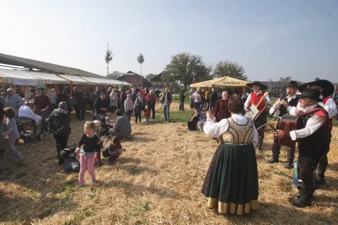 Slovenski dan je v Dragočajno privabil &scaron;tevilne obiskovalce, ki so pri&scaron;li uživat v okusnih jedeh. / Foto: Gorazd Kavčič