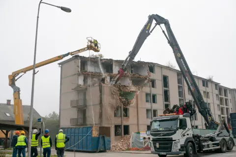 rušitev samski dom v stražišču / Foto: Primož Pičulin