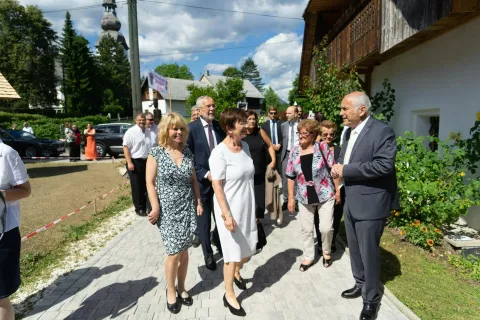 Predsednik Republike Avstrije Aleksander Van der Bellen med lanskim obiskom Einspielerjevega centra v Svečah, kjer se je pogovarjal tudi z domačini. / Foto: Jože Košnjek