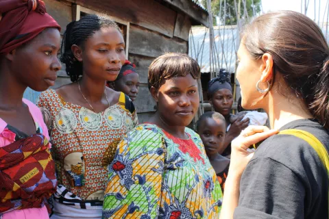  Ta dekleta iz DR Kongo so bile žrtve vojnega nasilja, z njimi se pogovarja psihoterapevtka. Posiljevanje žensk je že dolgo stalnica v različnih vojnah. / Foto: Wikipedija / Foto: Miha Naglič