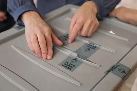 SI predčasne volitve v državni zbor april 2022 avla MO Kranj / Foto: Tina Dokl