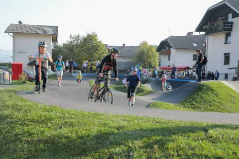 Gorjanski otroci so se razveselili novega kolesarskega poligona. / Foto: Tina Dokl