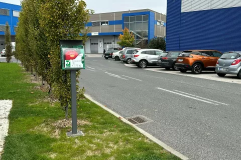 Defibrilator je name&scaron;čen ob kolesarski povezavi &Scaron;enčur&ndash;Kranj. / Foto: Ma&scaron;a Likosar