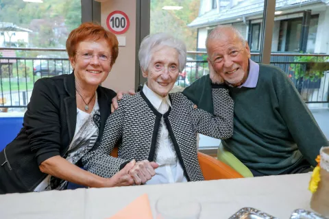 Stoletnica Zorislava Ahačič z nečakom Ferdom Megličem in njegovo ženo Ireno / Foto: Tina Dokl