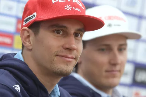 Žan Kranjec je po prvi tekmi sezone lahko nasmejan, prav tako kot &Scaron;tefan Hadalin (v ozadju). / Foto: Gorazd Kavčič