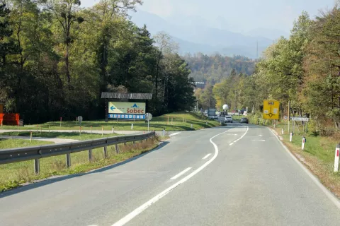Začela se je gradnja kroži&scaron;ča na državni cesti Lesce&ndash;Bled z odcepom za &Scaron;obec. / Foto: Tina Dokl