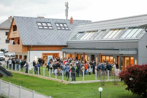 Blagnetova hi&scaron;a in Medgeneracijski center sta ponos &Scaron;enčurja. / Foto: Tina Dokl