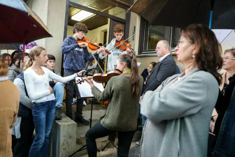 Prireditev ob desetletnici delovanja Waldorfske šole na Gorenjskem so kljub slabemu vremenu uspešno izpeljali. / Foto: Tina Dokl