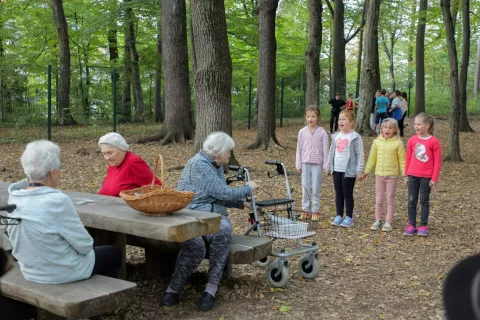 Druženje s starej&scaron;imi so začeli s pesmijo. / Foto: Tina Dokl