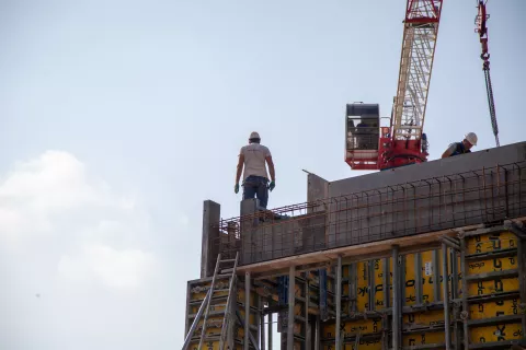 Ko bo ponudba novih stanovanj, ki so &scaron;e v gradnji, presegla plačilno sposobno povpra&scaron;evanje in se bodo začele kopičiti zaloge neprodanih novih stanovanj, bodo začele padati tudi cene. Fotografija je simbolična. / Foto: Ale&scaron; Senožetnik