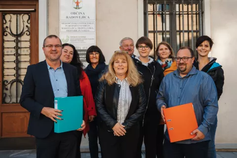 Vojka Jesenko s Primožem Jegličem, predlagateljem kandidature, in Petrom Podlesnikom, ki na Listi Vojke Jesenko kandidira za člana občinskega sveta v Radovljici / Foto: 