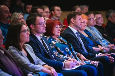 Nekateri ustvarjalci in gostje predstavitve projekta Pravljičnih 7 / Foto: Nik Bertoncelj