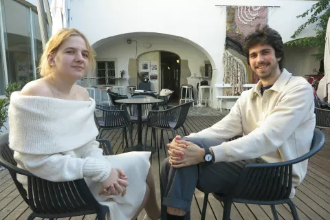 Hana Bujanović Kokot in Gal Grobovšek o slam poeziji / Foto: Igor Kavčič