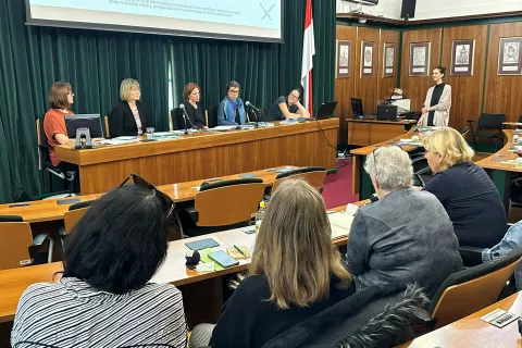 Prvi dan regijskega obiska so pripravili posvet, na katerem so izmenjali svoje izku&scaron;nje in znanja na področju prostovoljstva v gorenjski regiji. / Foto: Ma&scaron;a Likosar