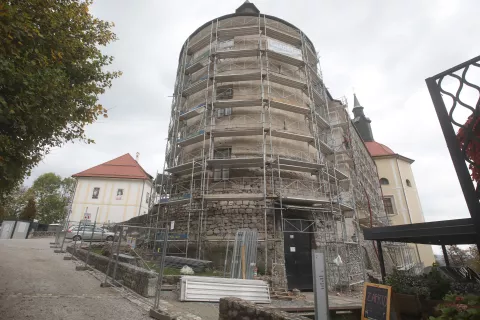Lo&scaron;ki grad trenutno obnavljajo, zato je gibanje omejeno, prav tako pa sta zaprta Grajska kavarna in Lo&scaron;ki muzej. / Foto: Gorazd Kavčič