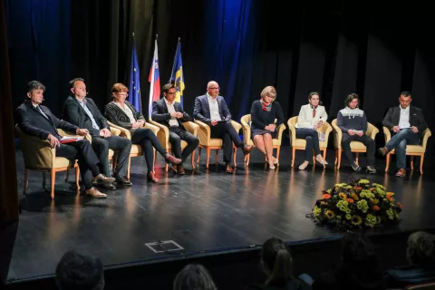 soočenje županski kandidati v občini Kranjska gora 2022 z leve Franci Koražija, Bogdan Janša, Tina Robič, Blaž Veber, Henrika Zupan, Ena Girandon, Klemen Robič, Blaž Knific / Foto: Tina Dokl