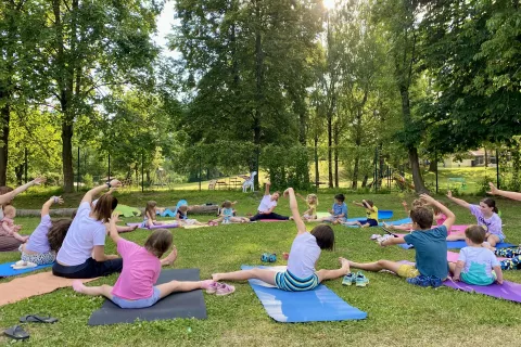 Delavnica joge za otroke po Kačalinkini zgodbi. / Foto: Arhiv Anje Kralj Okorn